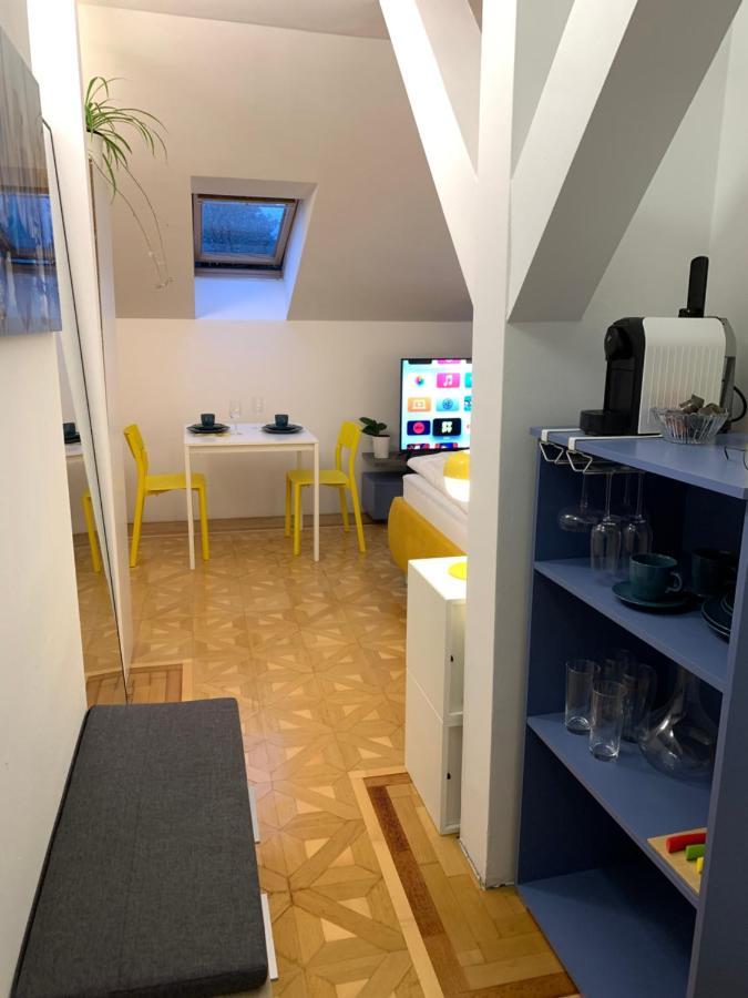Small But Charming-Yellow Appartement Баден Екстериор снимка
