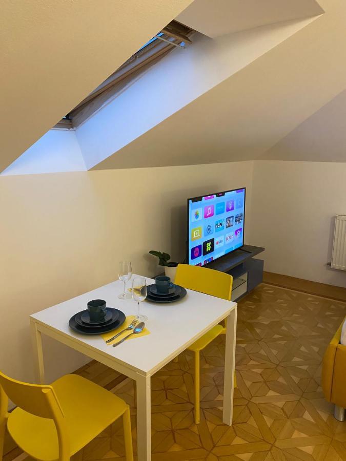 Small But Charming-Yellow Appartement Баден Екстериор снимка