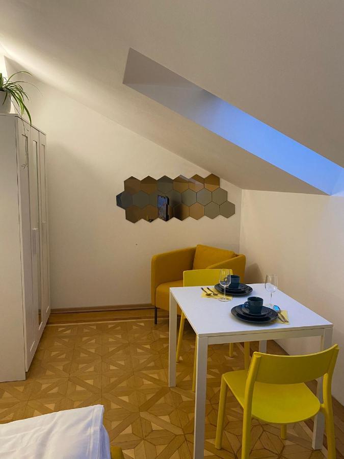 Small But Charming-Yellow Appartement Баден Екстериор снимка