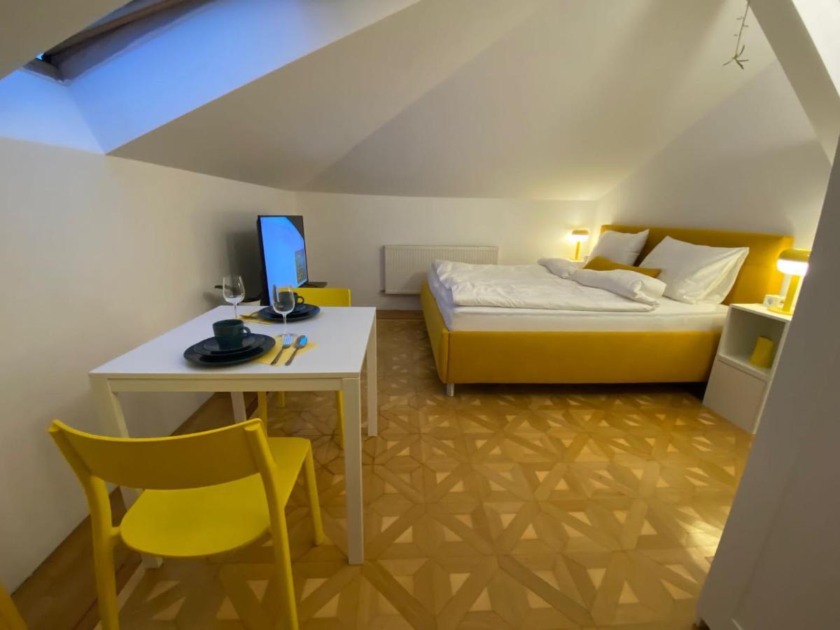 Small But Charming-Yellow Appartement Баден Екстериор снимка