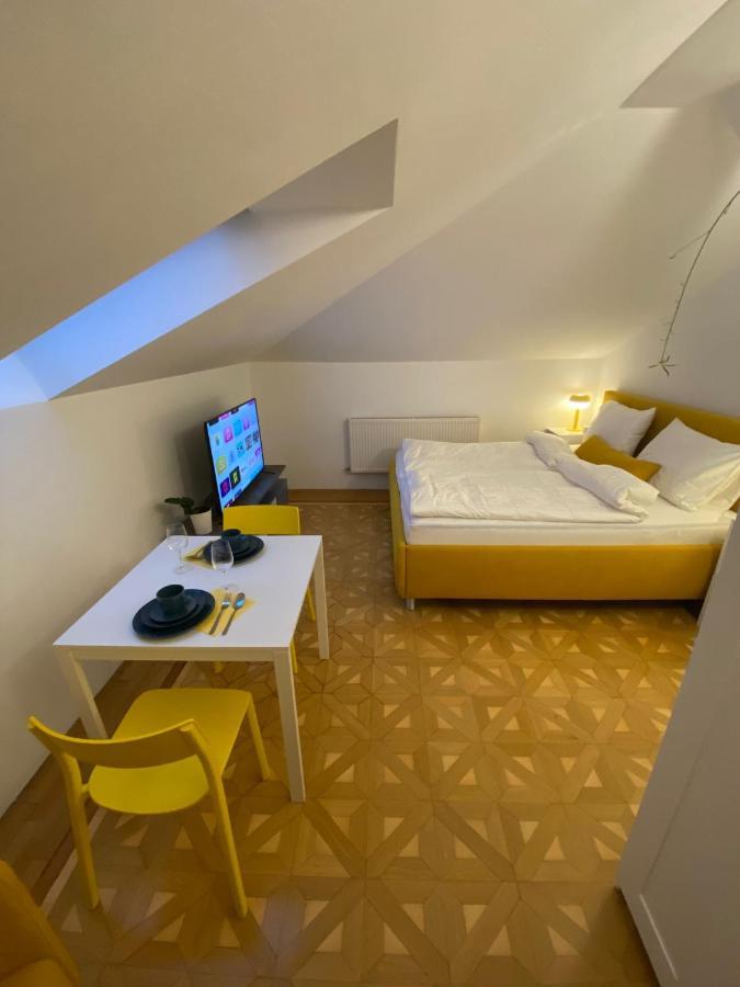 Small But Charming-Yellow Appartement Баден Екстериор снимка