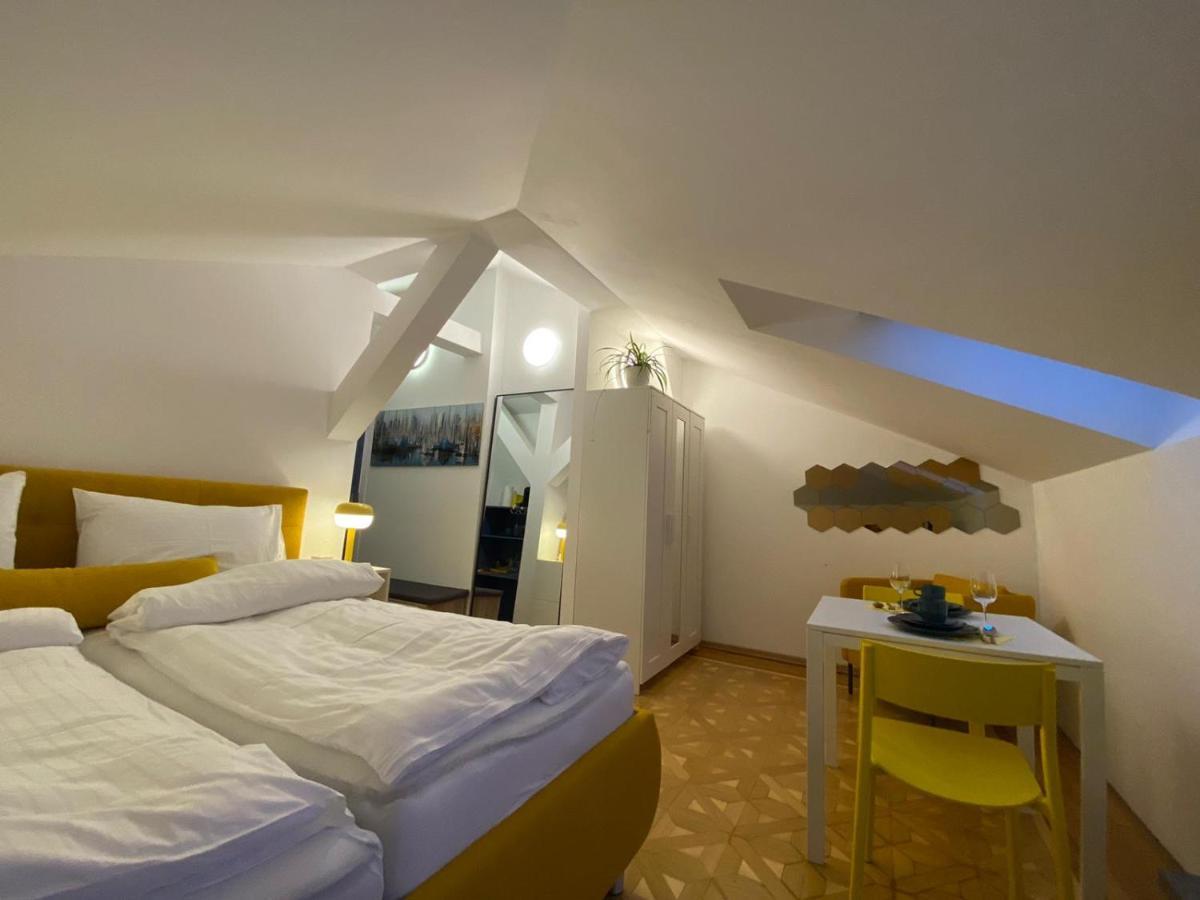 Small But Charming-Yellow Appartement Баден Екстериор снимка