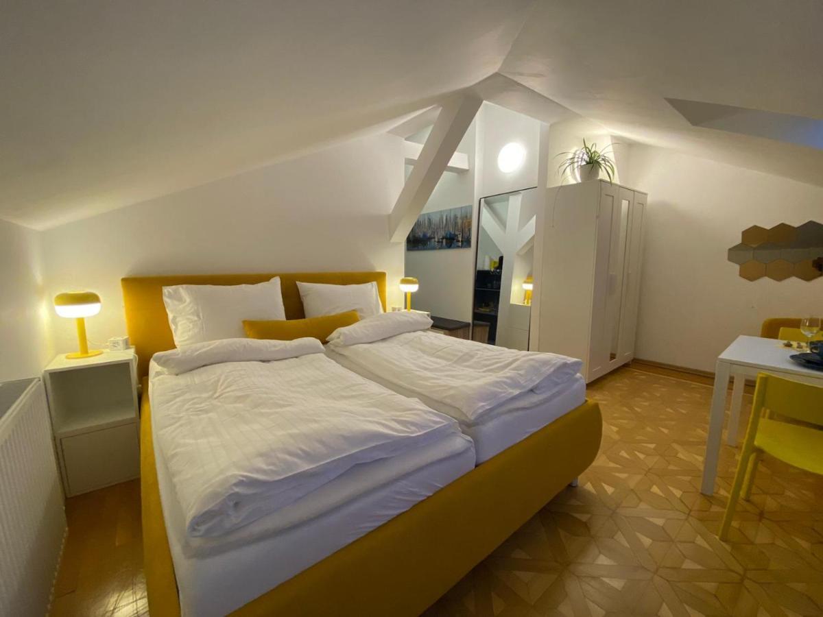 Small But Charming-Yellow Appartement Баден Екстериор снимка